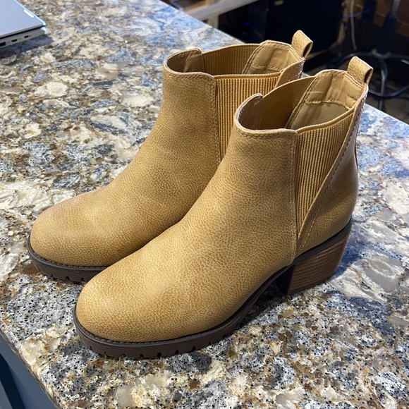 MIA Lug Boot - Picture 2 of 6